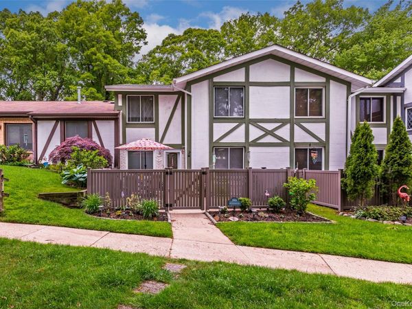 290 Brettonwoods Drive, Coram, NY 11727