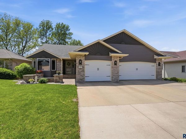 1401 N Pikes Peak Cir, Sioux Falls, SD 57110