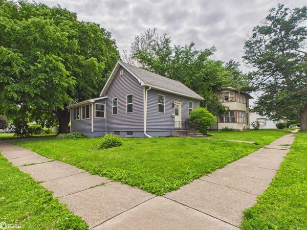 402 4th Avenue W, Oskaloosa, IA 52577