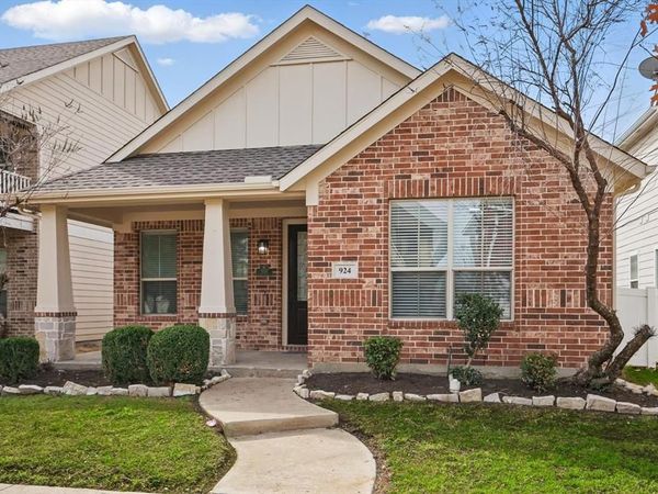 924 Charleston Lane, Savannah, TX 76227