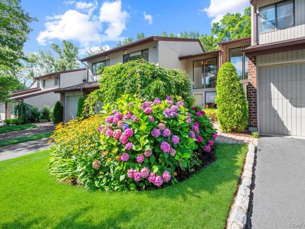 16 Club Drive S, Unit 16, Jericho, NY 11753