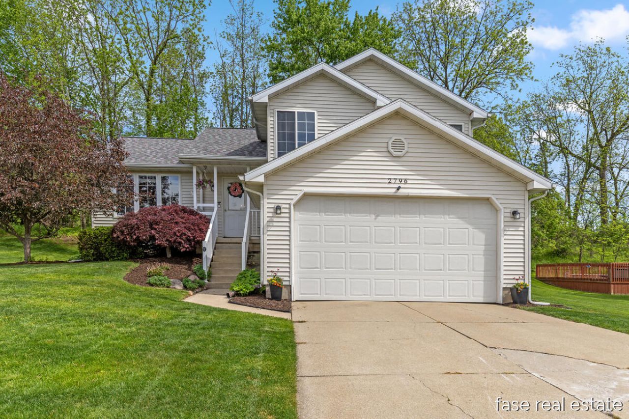 2796 Bryanwood Drive Nw, Grand Rapids, MI 49544 Main Photo