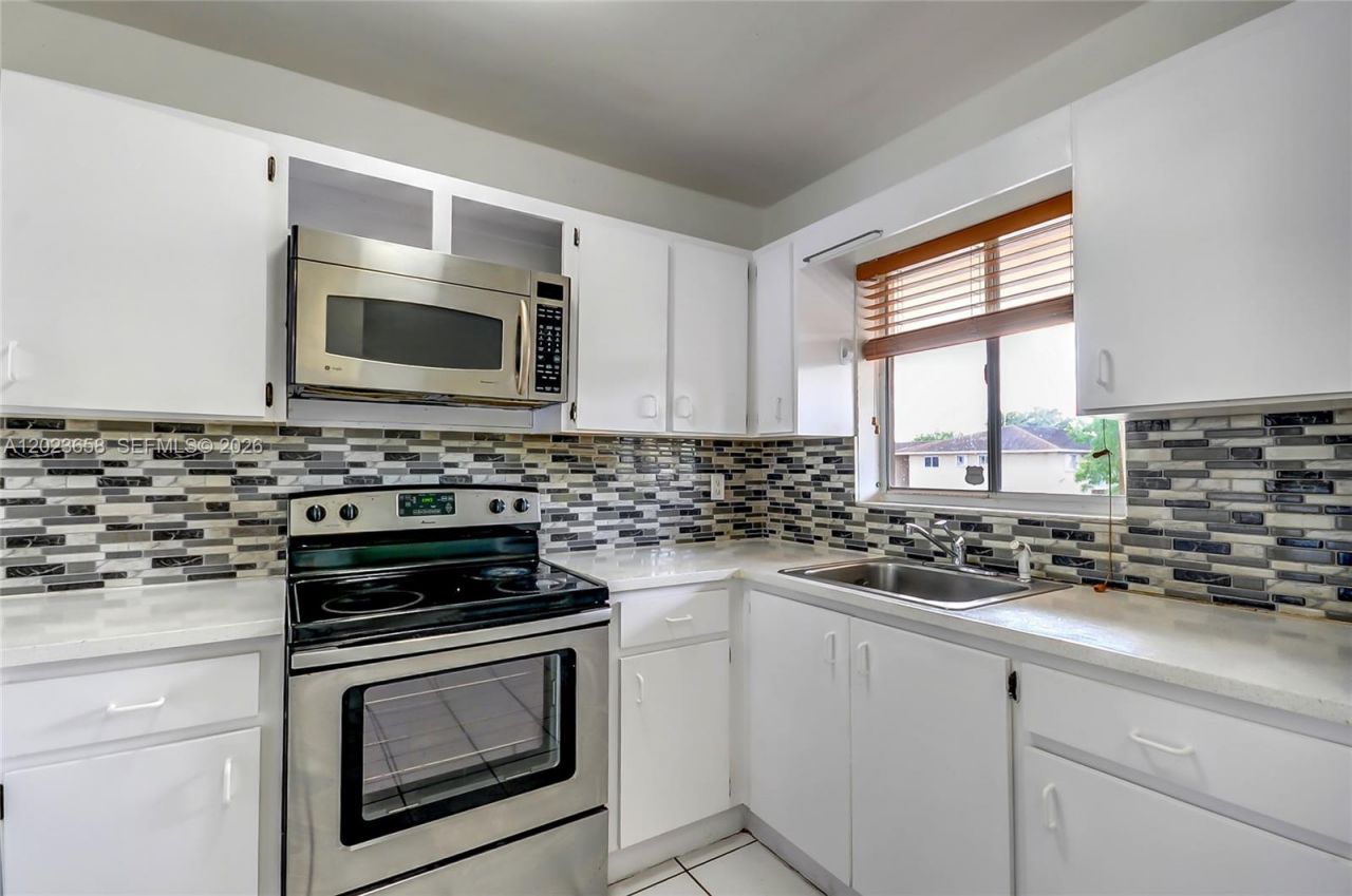 3021 W 76th St , Unit C-203, Hialeah, FL 33018 Photo