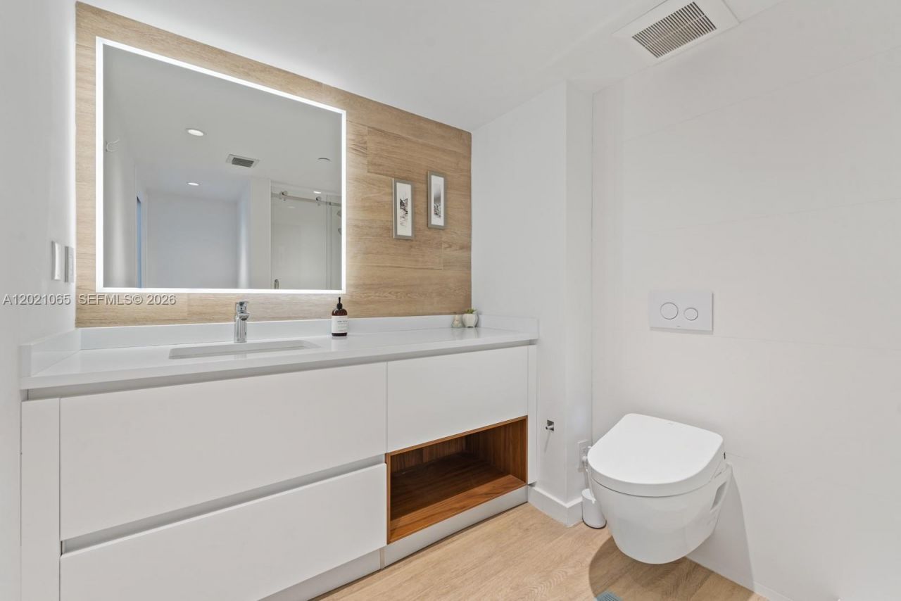 2457 Collins Ave, Unit 1703, Miami Beach, FL 33140 Photo