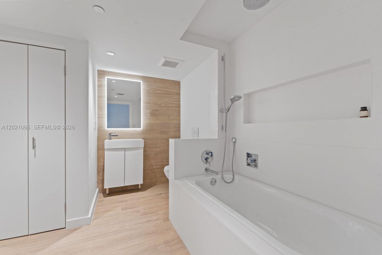2457 Collins Ave, Unit 1703, Miami Beach, FL 33140 Photo