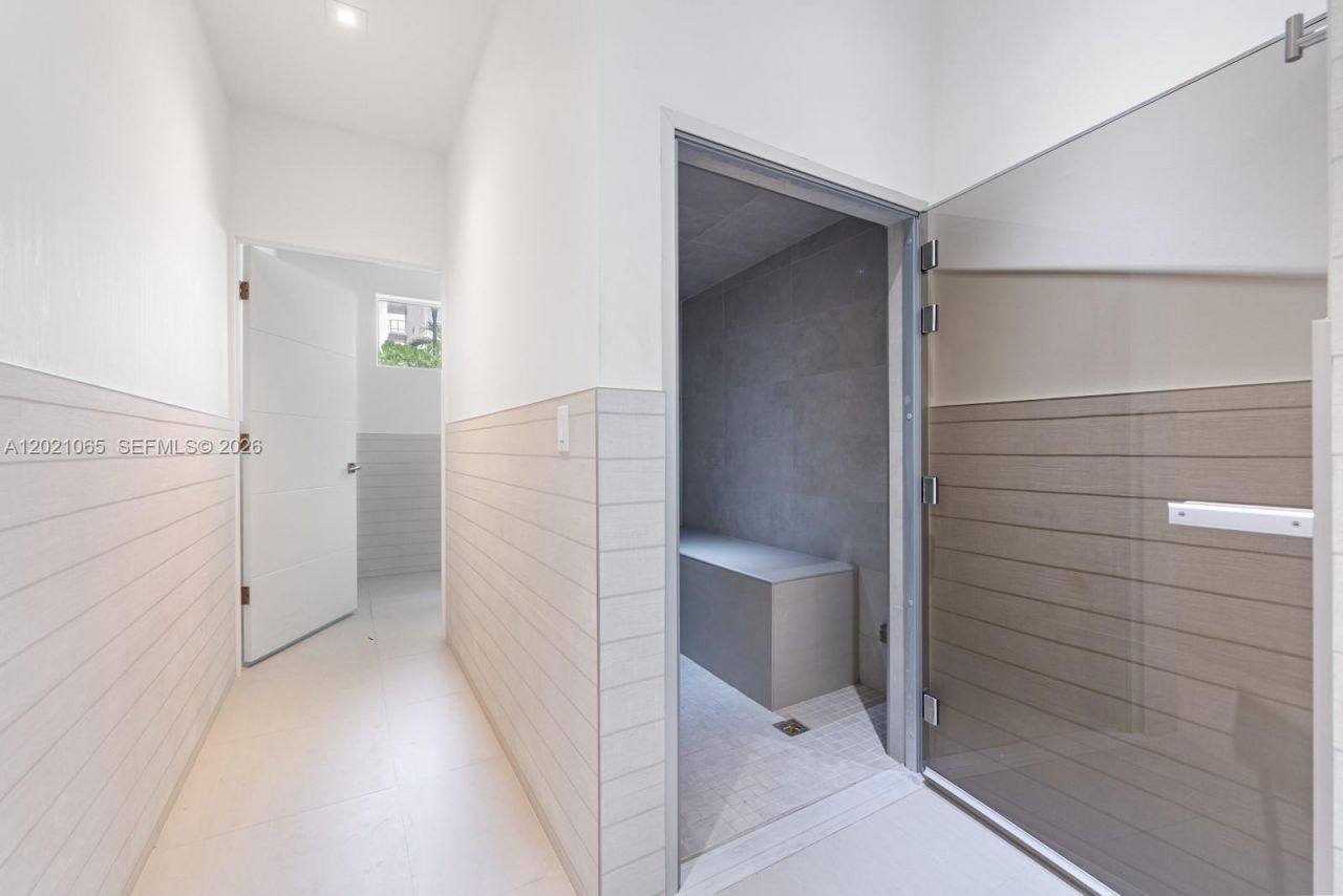 2457 Collins Ave, Unit 1703, Miami Beach, FL 33140 Photo