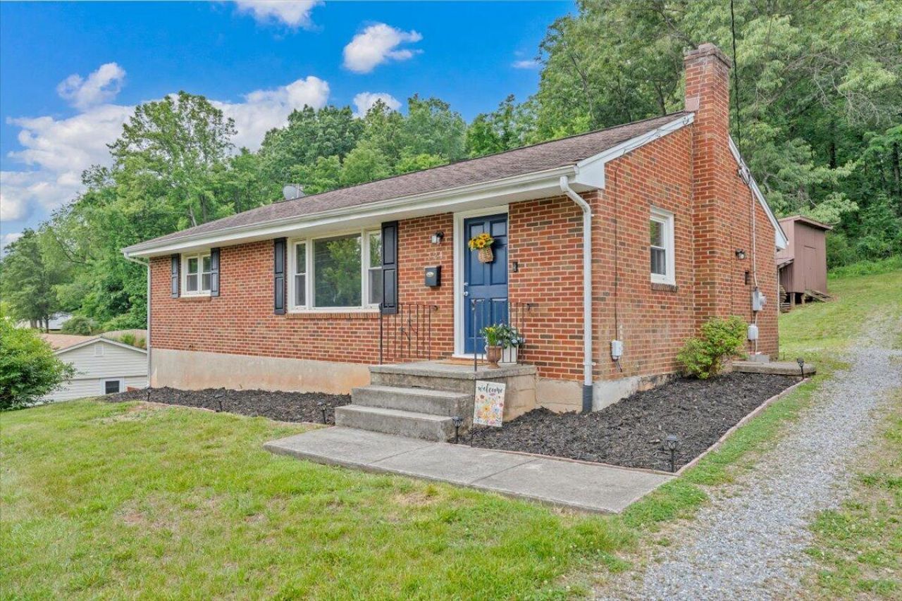 724 Vine St , Bedford, VA 24523 Main Photo