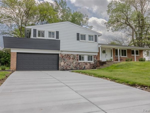 2862 Rossmoor Circle, Bloomfield Hills, MI 48302
