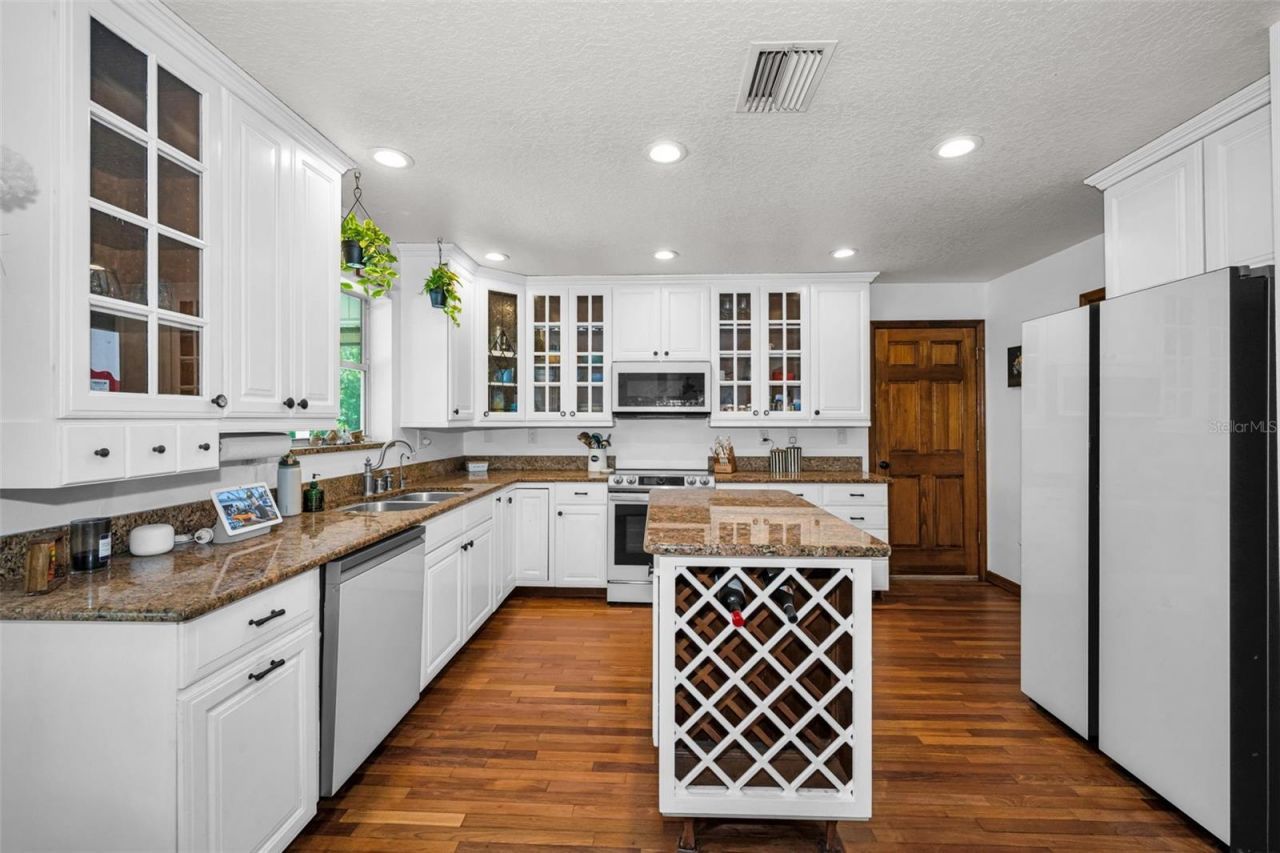 11046 Lakeview Drive, New Port Richey, FL 34654 Photo