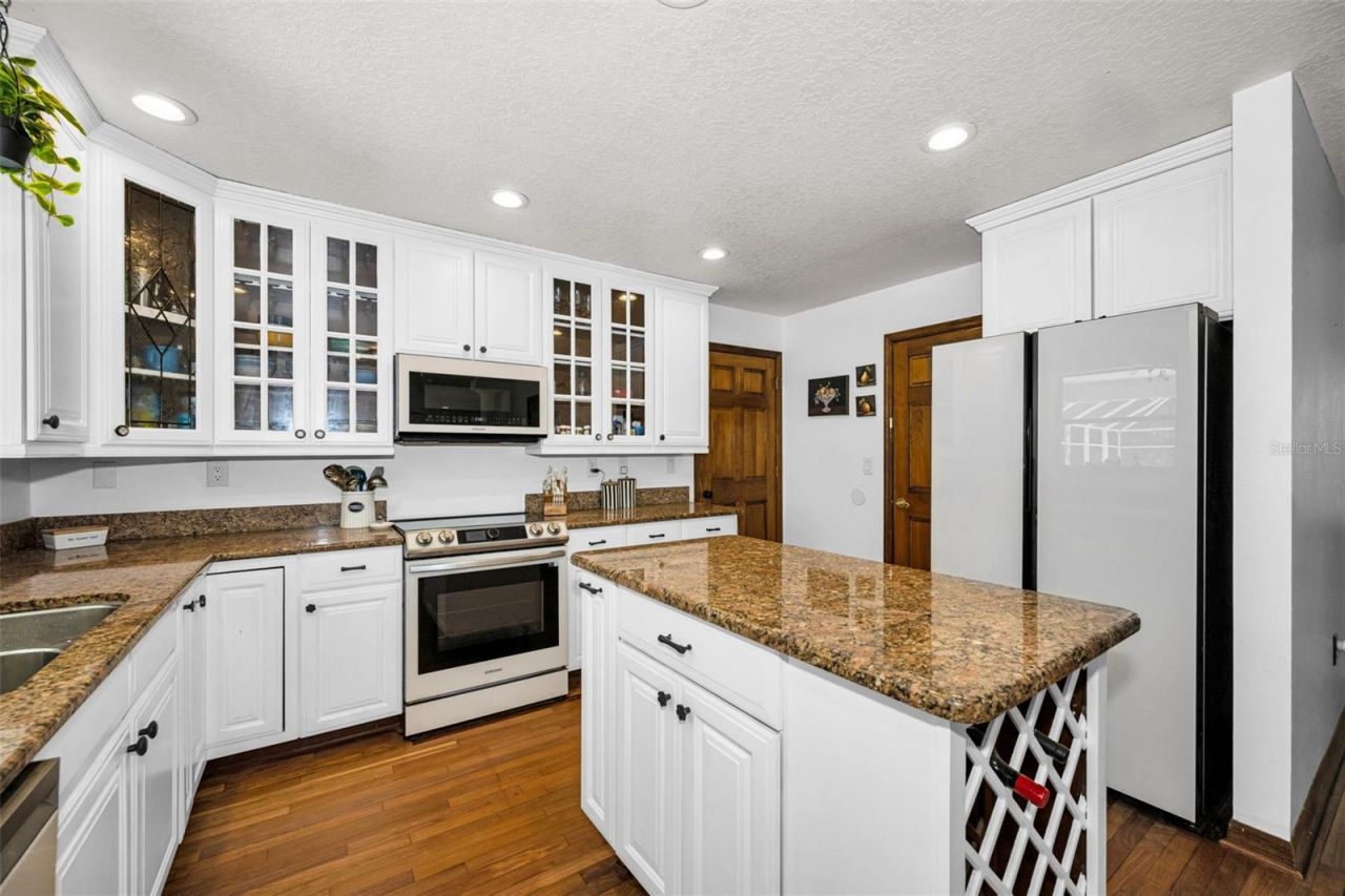 11046 Lakeview Drive, New Port Richey, FL 34654 Photo