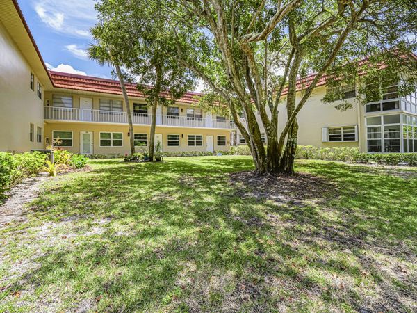 109 Spring Lake Court, Unit 105, Vero Beach, FL 32962