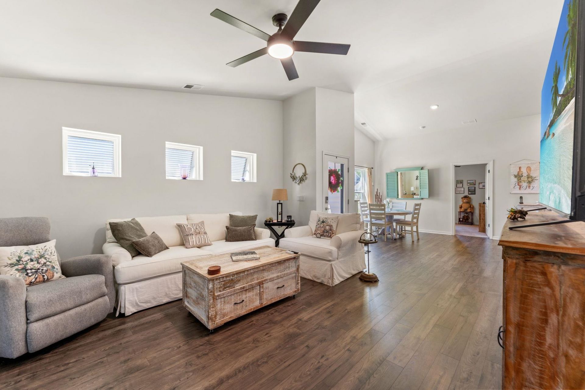 1572 Jardine Loop Photo 9