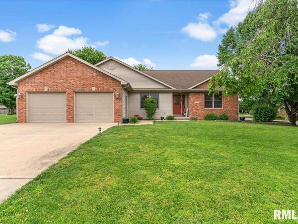 18920 PERRY Drive, Virden, IL 62690