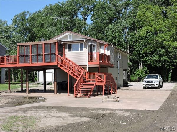 334 N River Rd , Elsberry, MO 63343