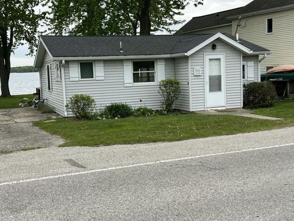 816 Lakeview Drive, Fremont, MI 49412