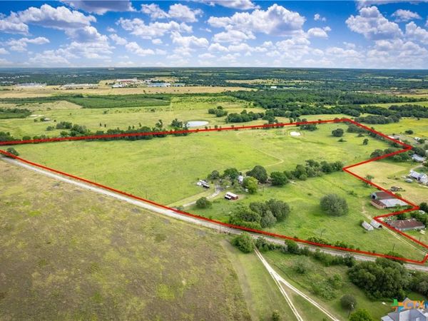 425 Seawillow Road , Lockhart, TX 78644