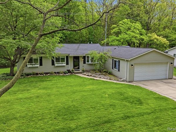 58032 Robroy Street, Washington Twp, MI 48094