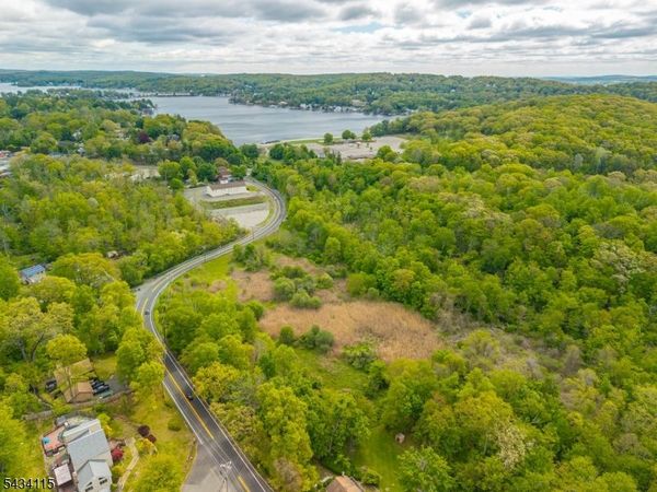 28 Brooklyn Stanhope Rd, Hopatcong, NJ 07874