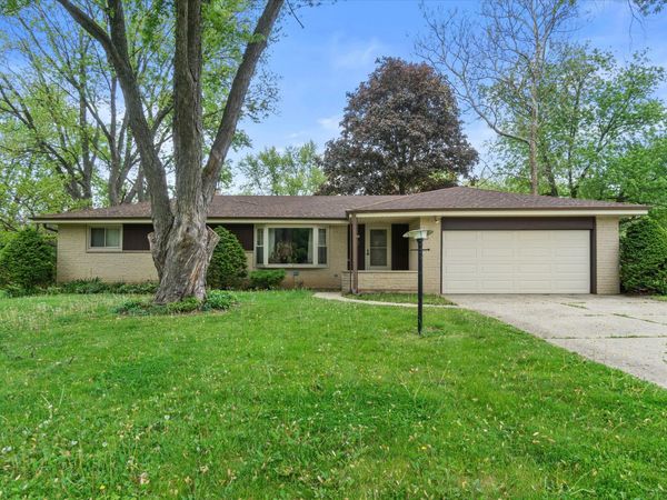 3210 S Ventura Dr, New Berlin, WI 53151