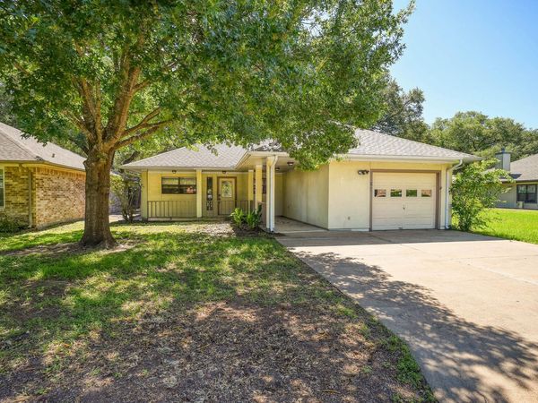 504 Leah LN, Smithville, TX 78957