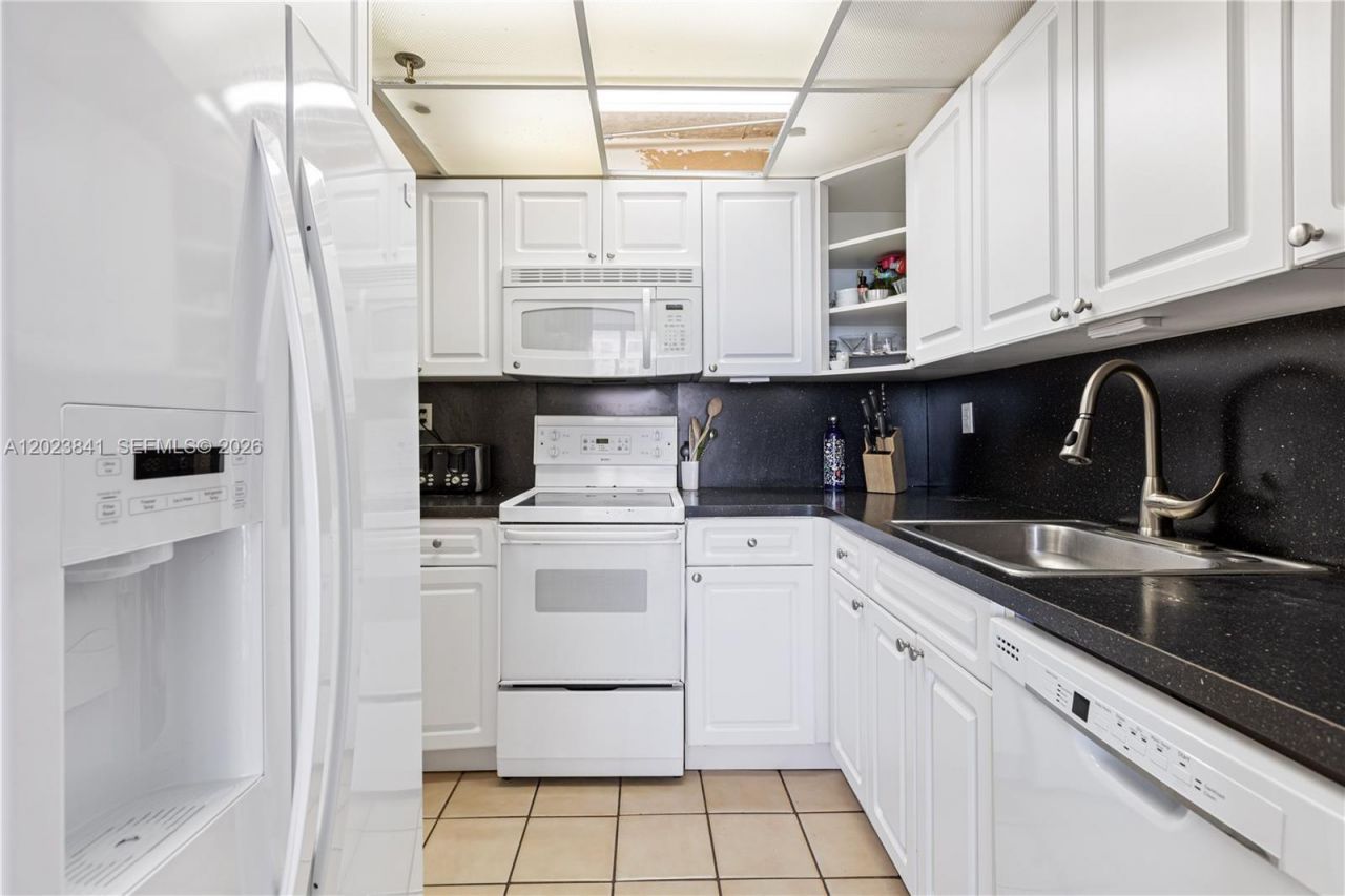 2457 Collins Ave , Unit 1602, Miami Beach, FL 33140 Photo