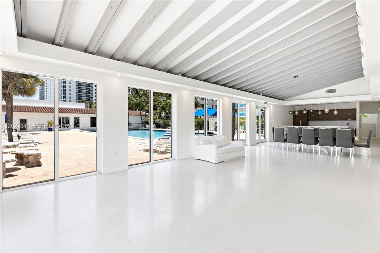 2457 Collins Ave , Unit 1602, Miami Beach, FL 33140 Photo