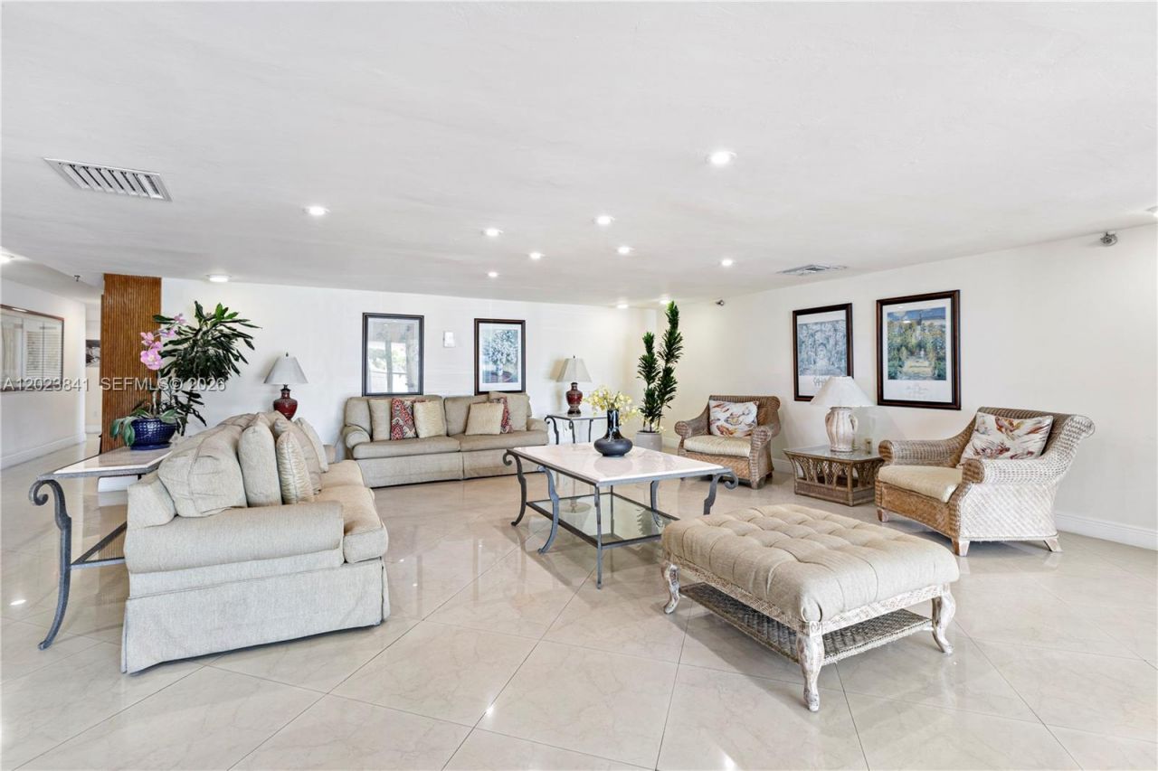 2457 Collins Ave , Unit 1602, Miami Beach, FL 33140 Photo