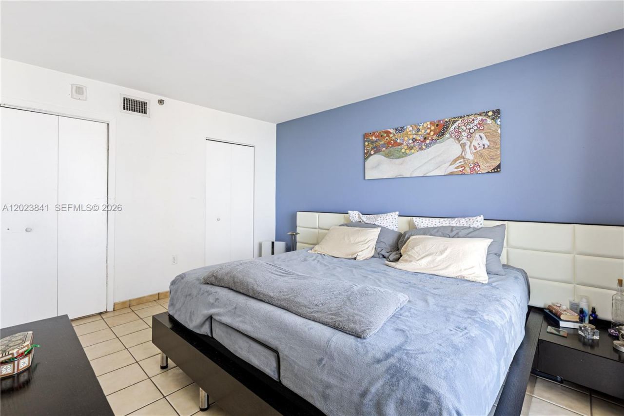 2457 Collins Ave , Unit 1602, Miami Beach, FL 33140 Photo