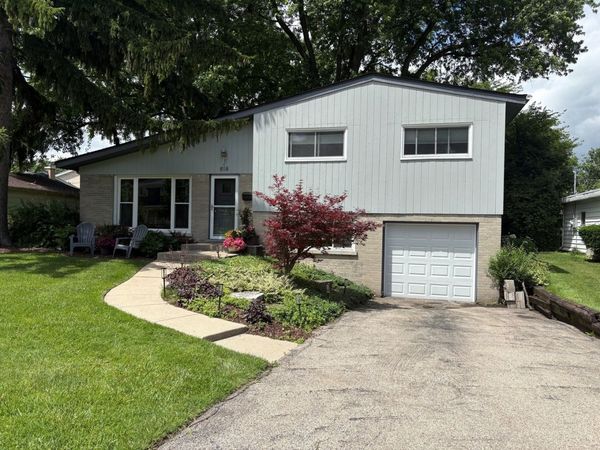 816 Holmes Avenue, Deerfield, IL 60015