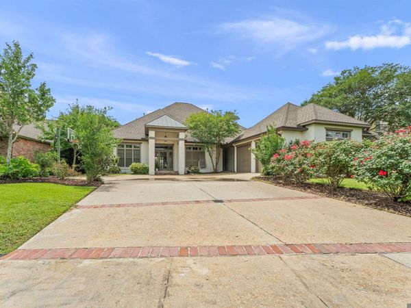 231 Grand Lakes Dr, Baton Rouge, LA 70810