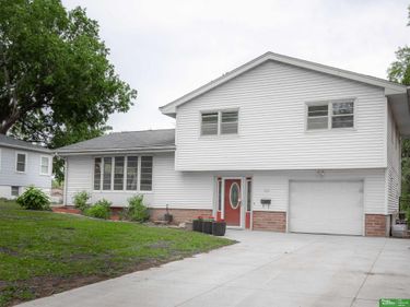 511 N Grandview Avenue, Papillion, NE 68046