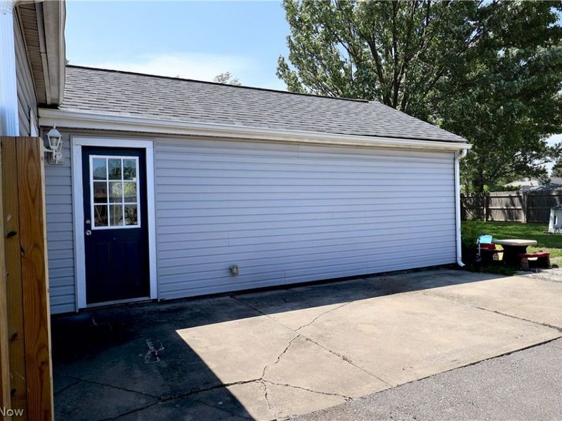 556 Keys Drive, Elyria, OH 44035 Photo 2