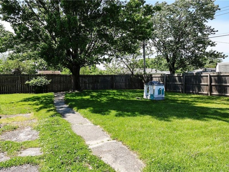 556 Keys Drive, Elyria, OH 44035 Photo 5