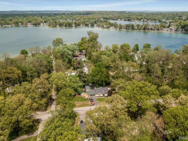 8790 Oakside Avenue , Commerce Twp, MI 48382