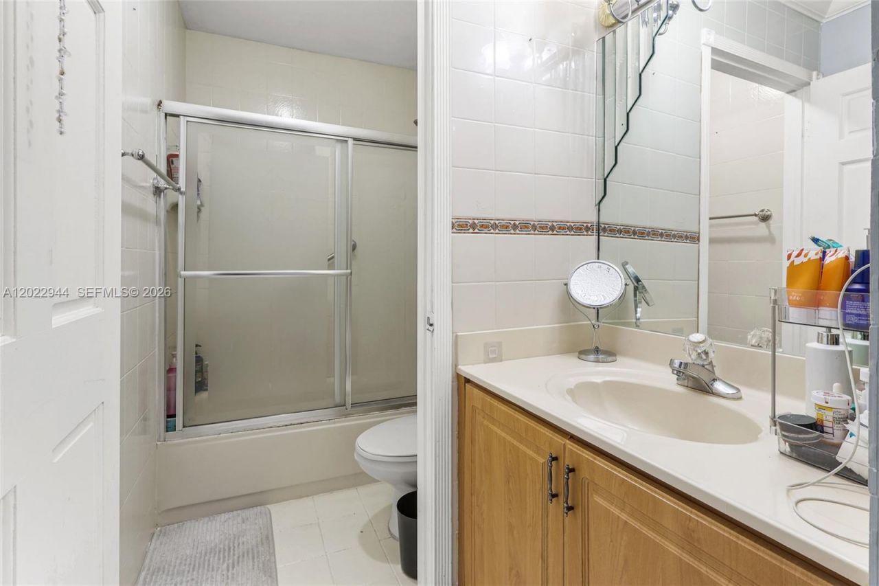8454 NW 8th St , Unit 2, Miami, FL 33126 Photo
