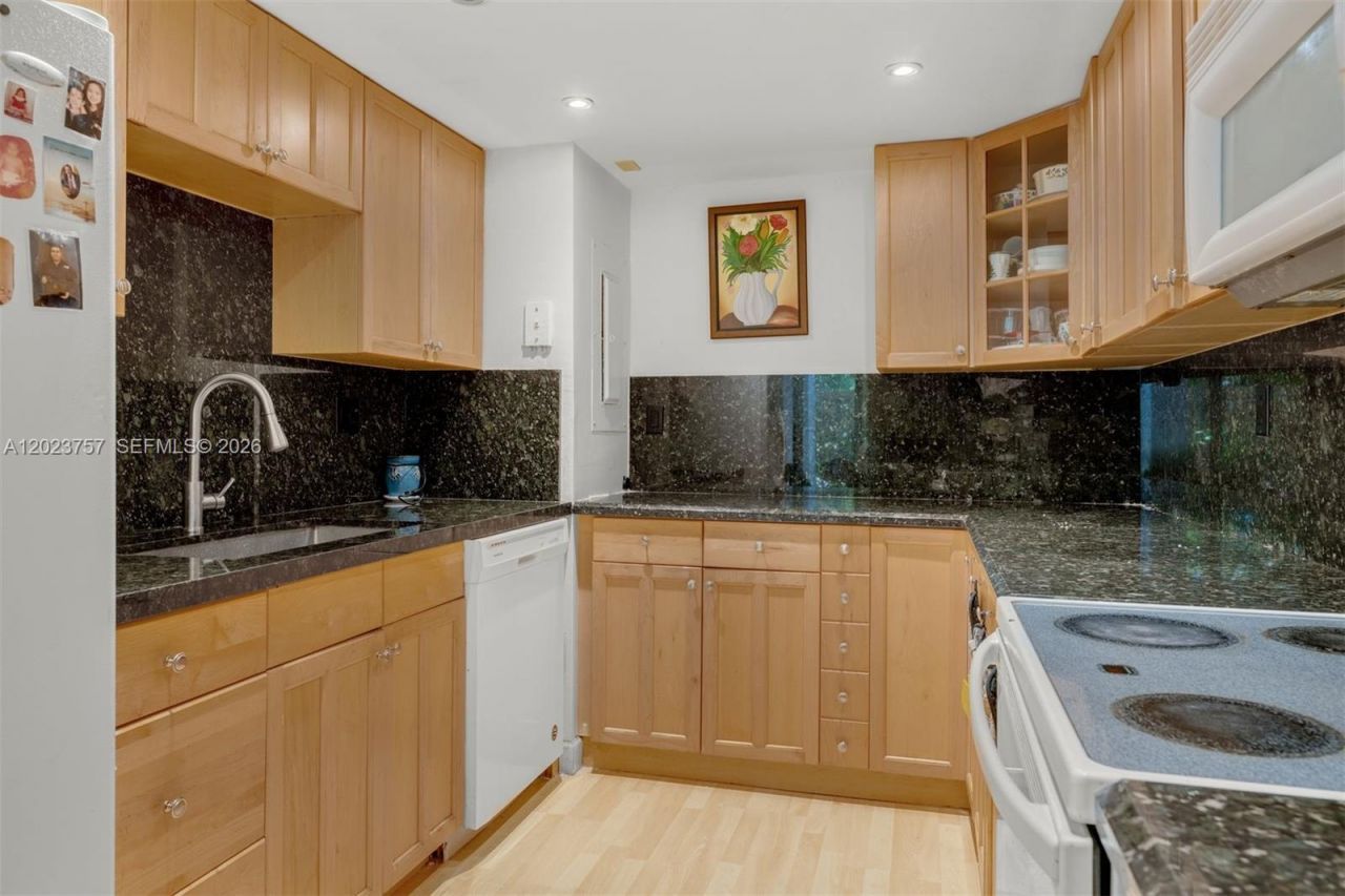 2000 Towerside Ter , Unit 308, Miami, FL 33138 Photo
