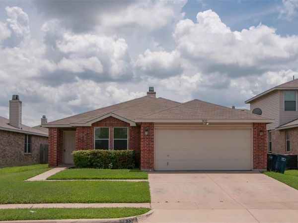 3833 Foxhound Lane, Fort Worth, TX 76123