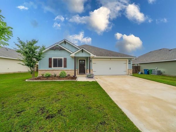105 Arrowhead Drive, Sanger, TX 76266