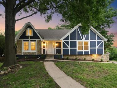 203 NE Oak Tree Circle, Lee's Summit, MO 64086