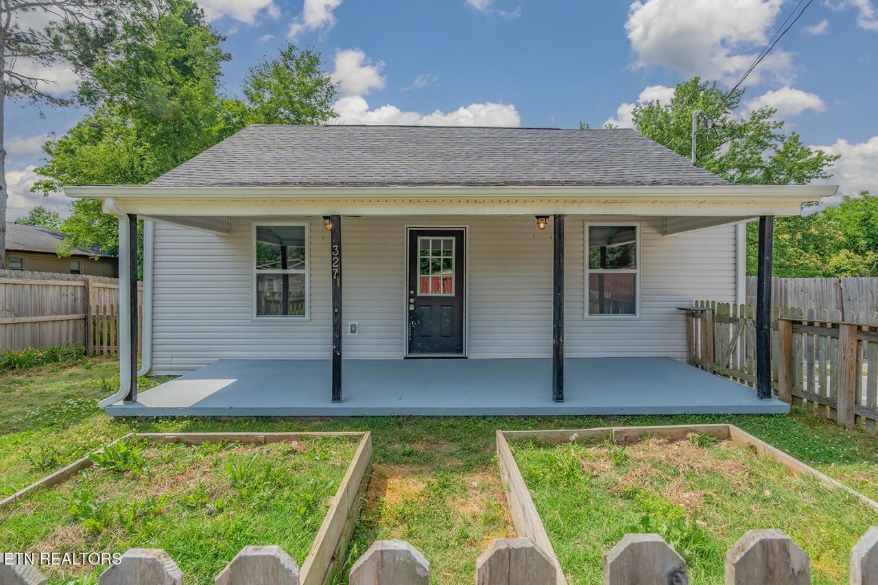 327 Rose St, Clinton, TN 37716 Main Photo