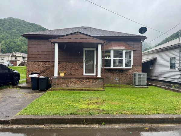 1023 4th Street, MONTGOMERY, WV 25136