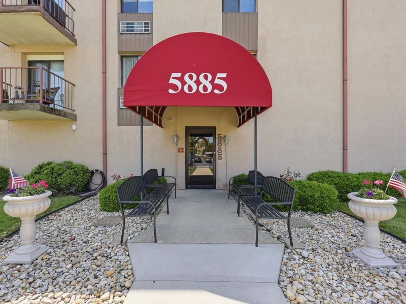 5885 Beechcroft Road , Unit 302, Columbus, OH 43229 Photo 2