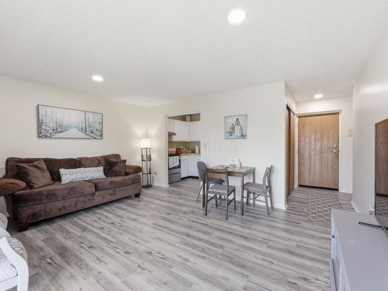 5885 Beechcroft Road , Unit 302, Columbus, OH 43229 Photo 7