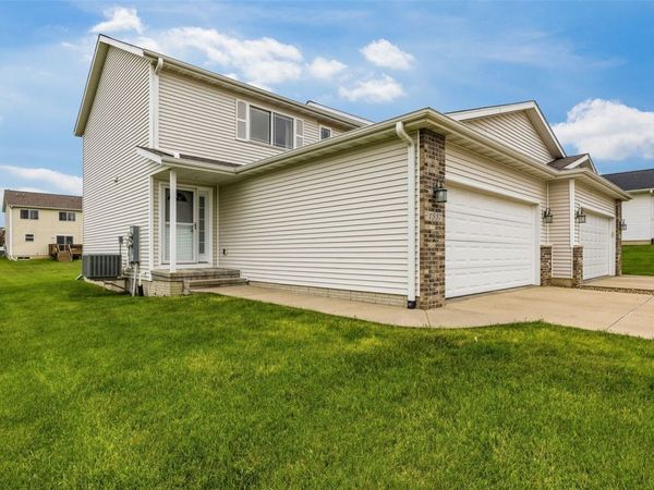 1557 Hunters Creek Way, Marion, IA 52302