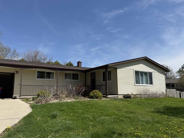 1190 Perry Drive, Platteville, WI 53818