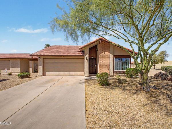 5212 E TAMBLO Drive, Phoenix, AZ 85044