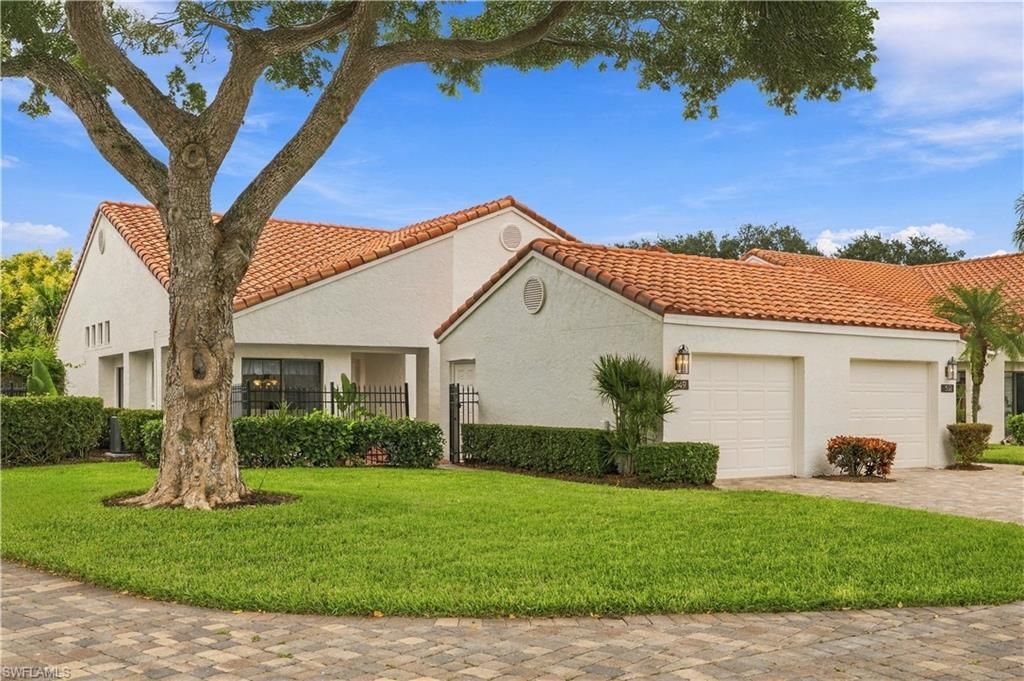 549 Beachwalk Cir, Naples, FL 34108 Photo