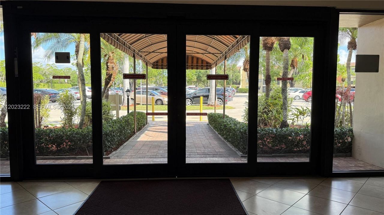 240 Lakeview Dr , Unit 306, Weston, FL 33326 Photo