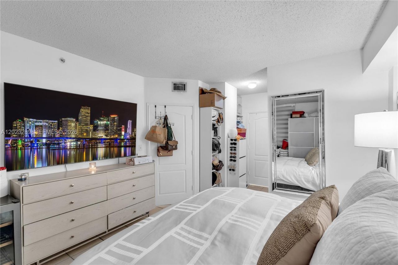 5077 NW 7th St , Unit 517, Miami, FL 33126 Photo