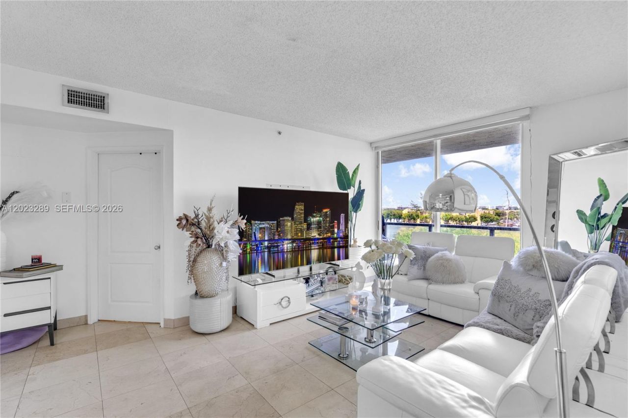 5077 NW 7th St , Unit 517, Miami, FL 33126 Photo